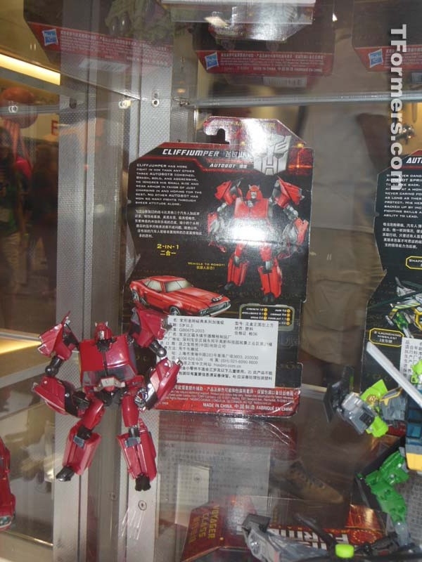 Sdcc 2012 Toys R Us Transformers Generations Asia Exclusive Cliffjumper  (9 of 141)